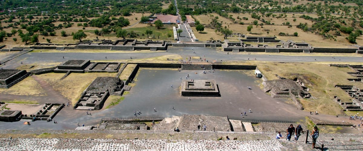 Teotihuacan which includes landscape views, building ruins and desert views