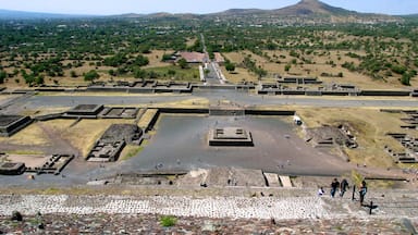 Teotihuacan which includes landscape views, building ruins and desert views