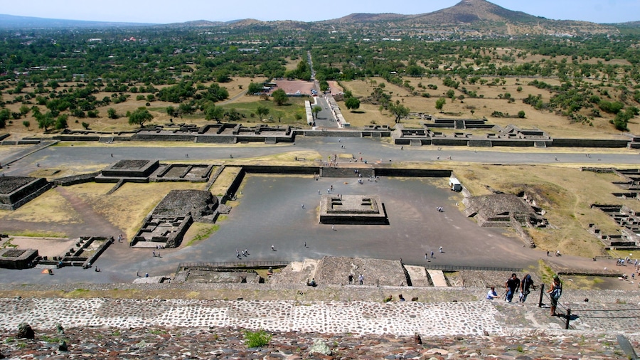 Teotihuacán que incluye vista al desierto, vista panorámica y ruinas de un edificio
