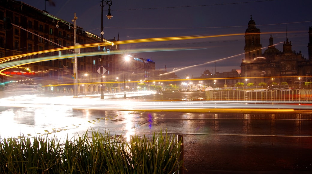 Zocalo mostrando cenas de rua, cenas noturnas e uma cidade