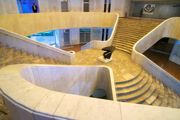 Musée d\'art moderne montrant vues intérieures