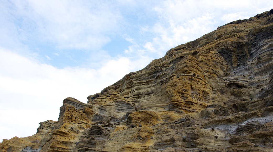 Honolulu showing a gorge or canyon