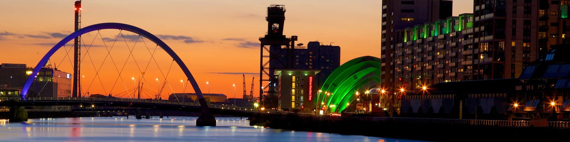 Glasgow das einen BrĂŒcke, Sonnenuntergang und moderne Architektur