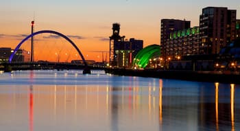 Greater Glasgow caratteristiche di ponte, architettura moderna e tramonto