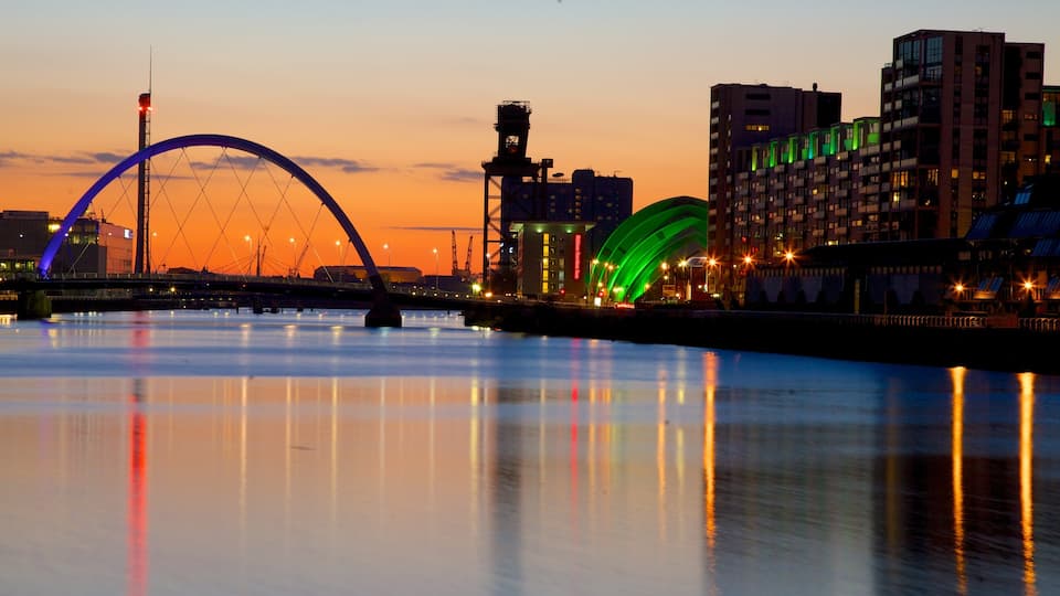 Glasgow et banlieue montrant coucher de soleil, pont et architecture moderne