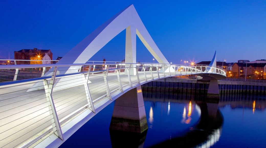 Alrededores de Glasgow mostrando arquitectura moderna, un puente y un río o arroyo