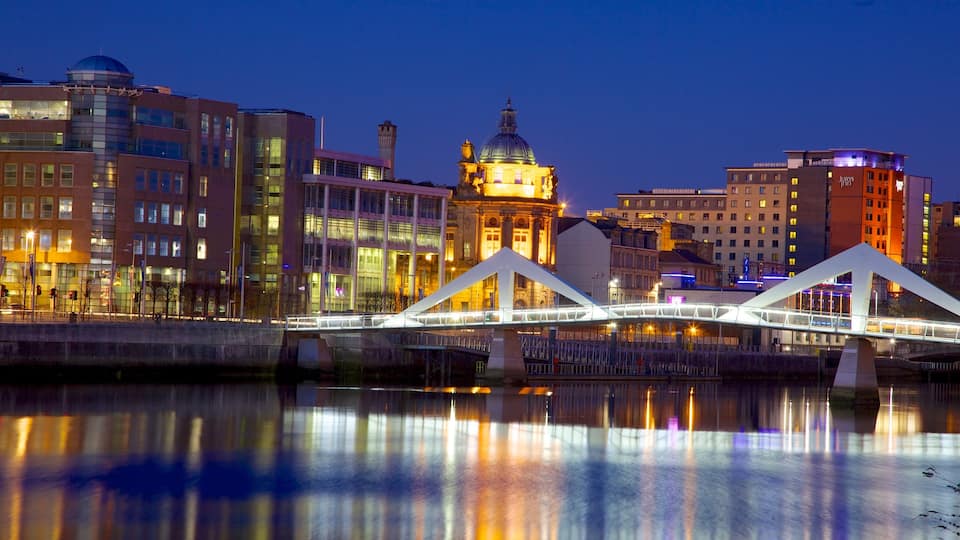 Alrededores de Glasgow que incluye escenas nocturnas, una ciudad y un puente