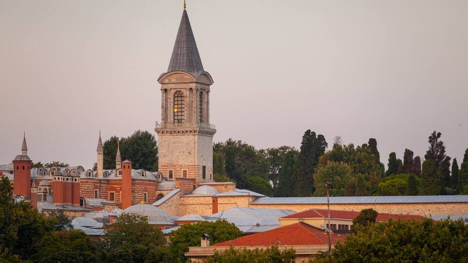 Palácio de Topkapi que inclui arquitetura de patrimônio e um pequeno castelo ou palácio