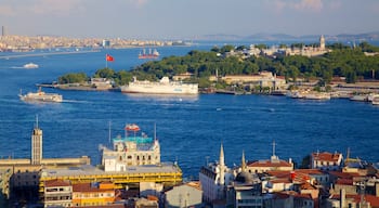 Topkapi-palatset som visar en stad, en å eller flod och en hamn eller havsbukt