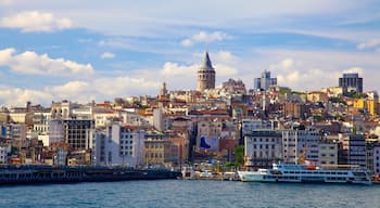 Galata-tornet som inkluderar kustutsikter, en stad och en marina