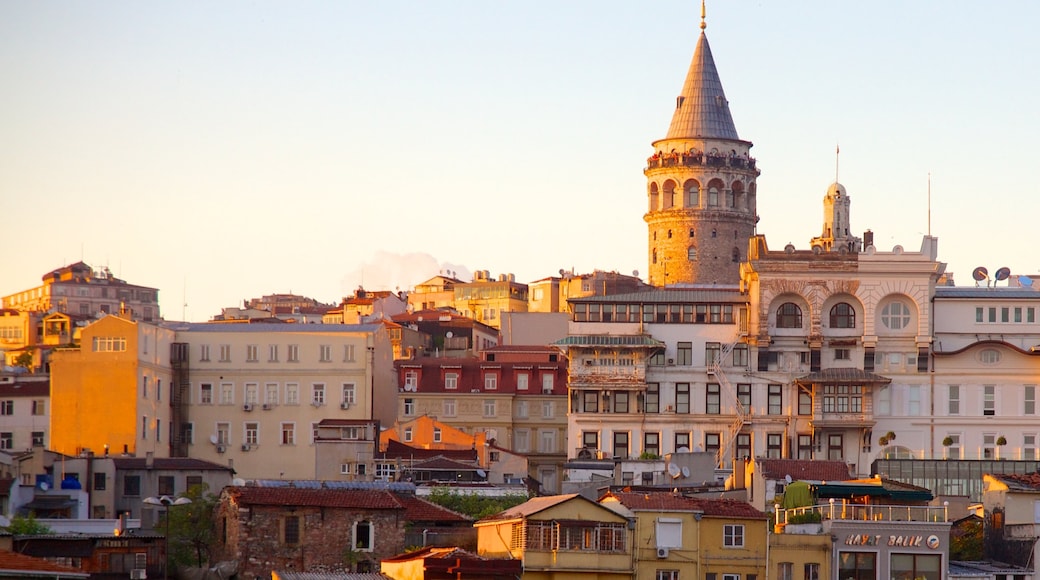 Galata-tårnet som omfatter en by og historiske bygningsværker