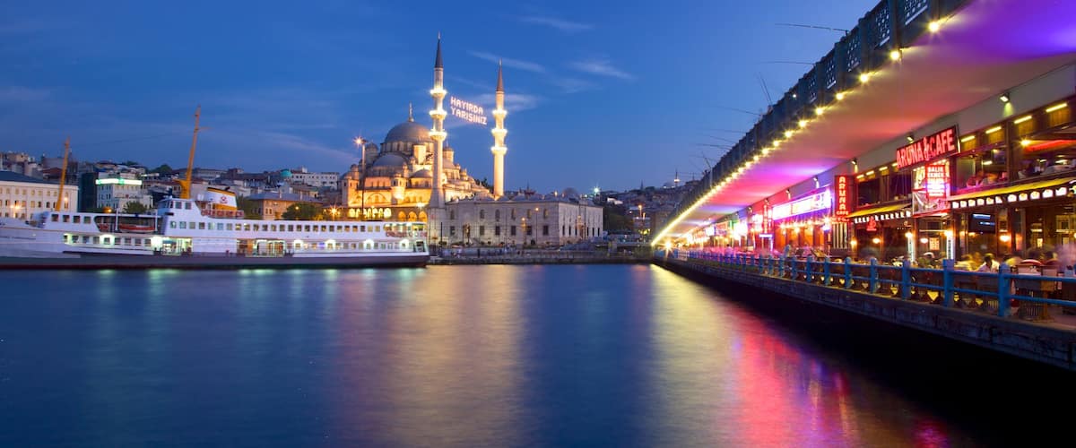 Türkei das einen Fluss oder Bach, Café-Szenerien und Brücke