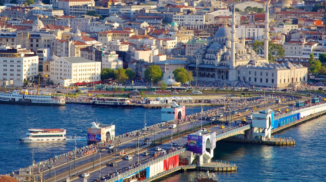 Ponte Galata caracterizando uma cidade, uma balsa e uma ponte