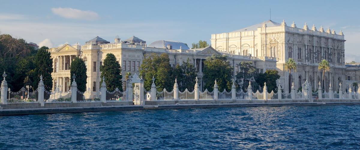 Dolmabahçe-Palast welches beinhaltet Fluss oder Bach, Burg und historische Architektur