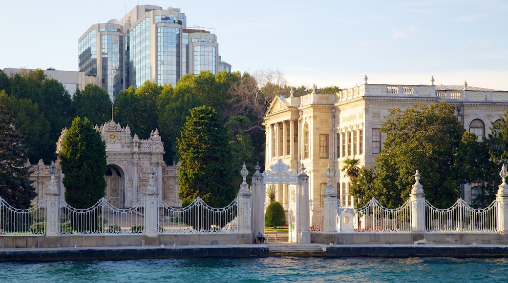 Dolmabahce-palatset presenterar historisk arkitektur, ett slott och en stad