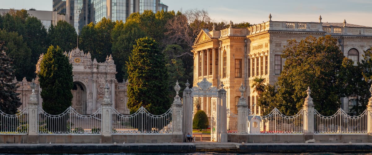 Palais de Dolmabahce montrant ville, patrimoine architectural et chĂąteau ou palais