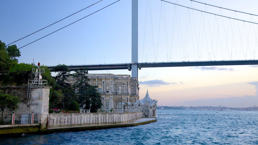Beylerbeyi Palace which includes heritage architecture, château or palace and a bridge