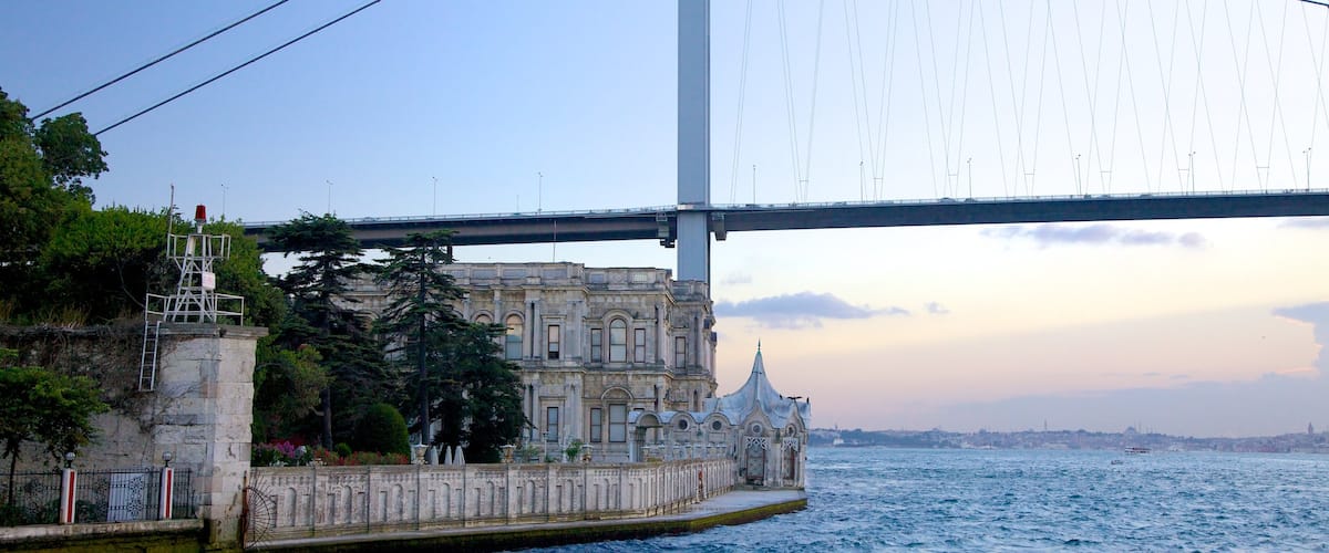Palacio de Beylerbeyi, Estambul, Turquía ofreciendo patrimonio de arquitectura, un castillo y un puente