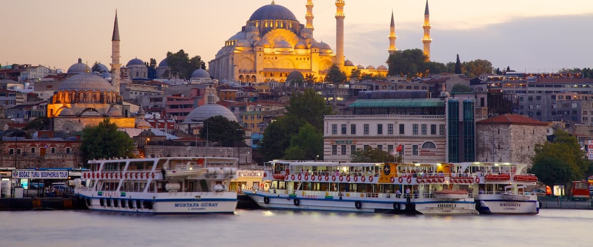 Rüstem-Pascha-Moschee das einen Moschee, Bucht oder Hafen und Bootfahren