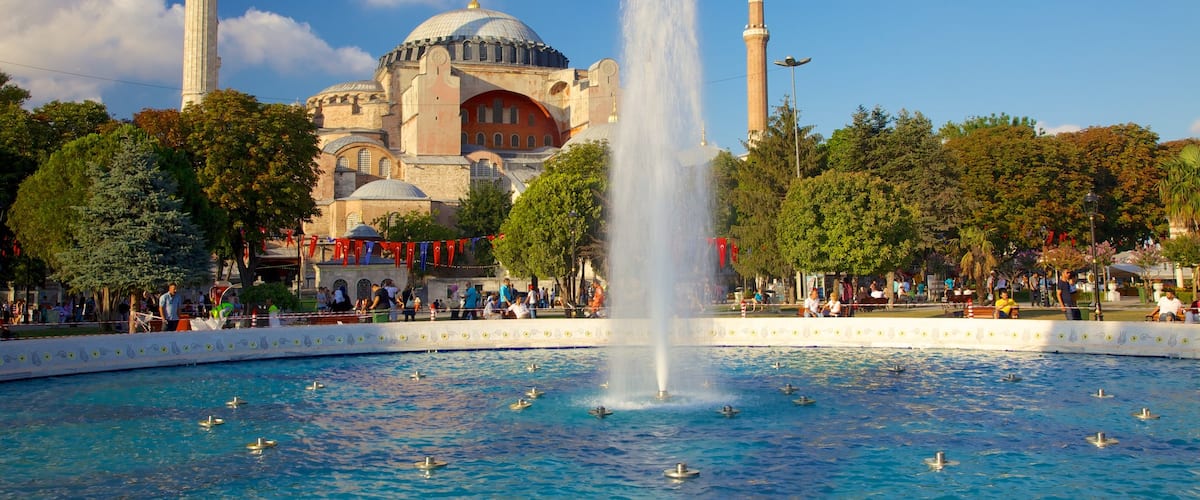Nhà thờ Hagia Sophia trong đó bao gồm đài phun nước, hồ và kiến trúc di sản