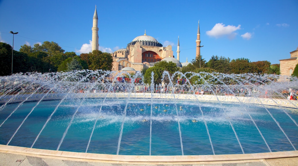 Hagia Sofia som visar en fontän, historisk arkitektur och en kyrka eller katedral