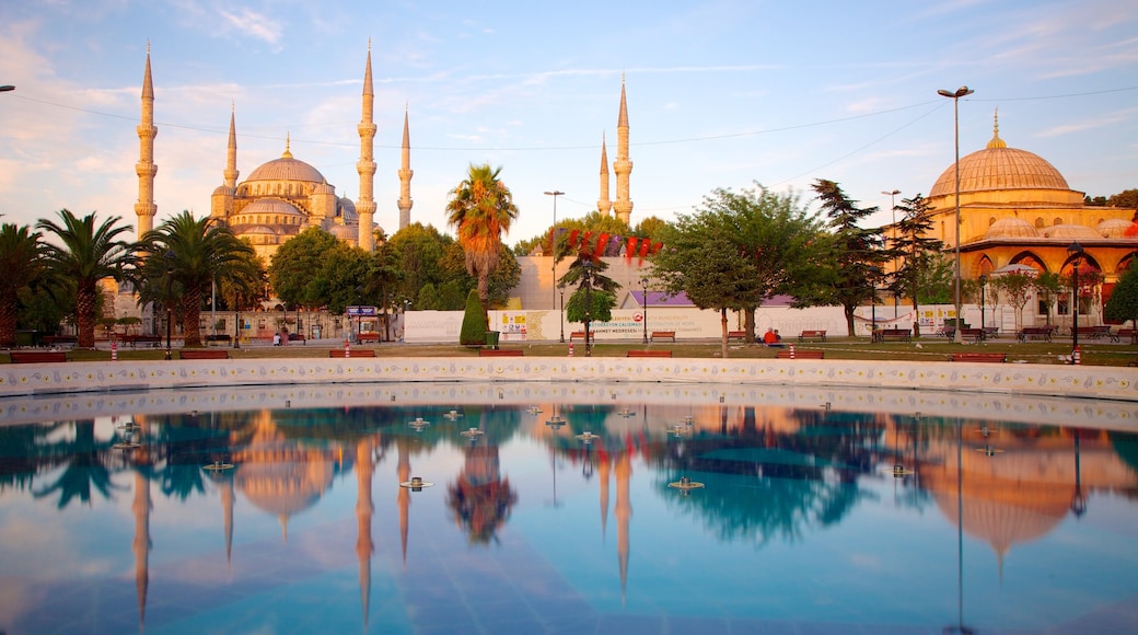 Blaue Moschee mit einem historische Architektur, Moschee und Teich