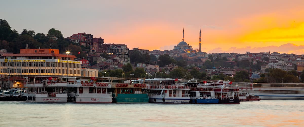 Istambul que inclui uma cidade, uma marina e paisagem