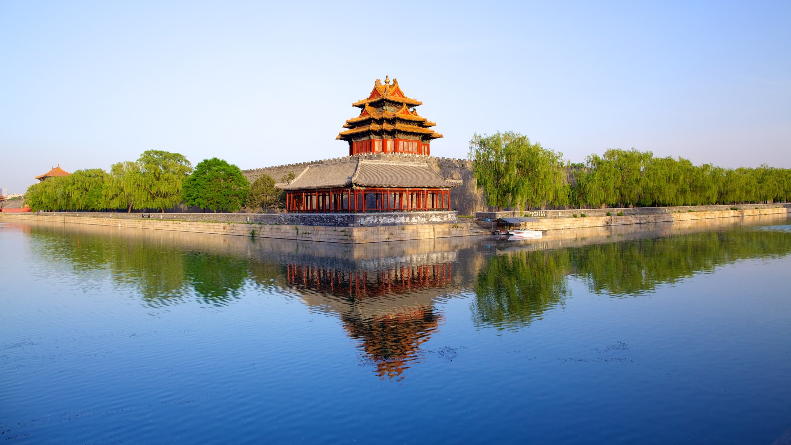 Forbidden City showing a lake or waterhole, heritage architecture and a river or creek