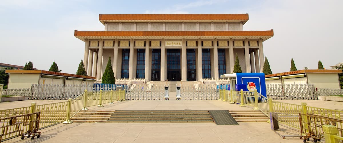 Tiananmen Square showing heritage architecture and an administrative buidling
