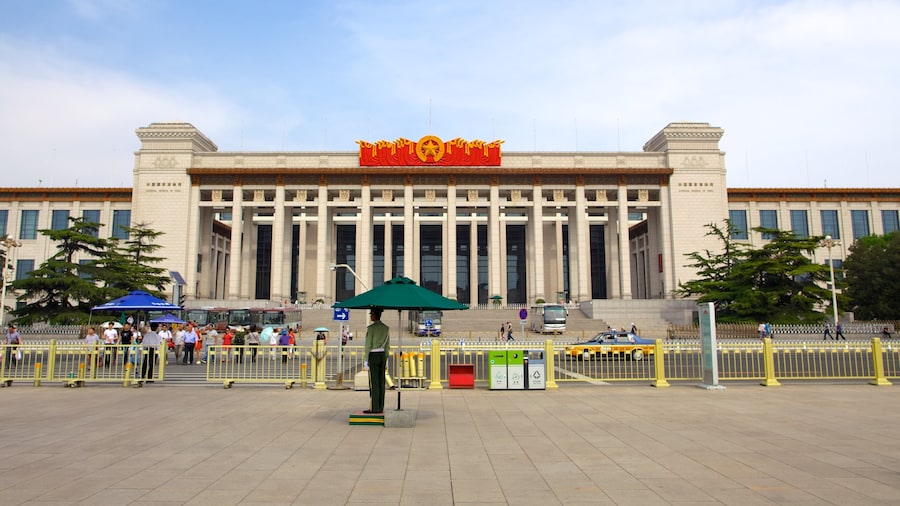 Tiananmenplein bevat een overheidsgebouw, een plein en een stad