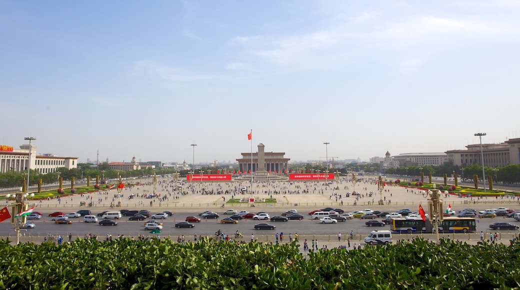 Plaza de Tiananmen mostrando escenas cotidianas, una ciudad y una plaza