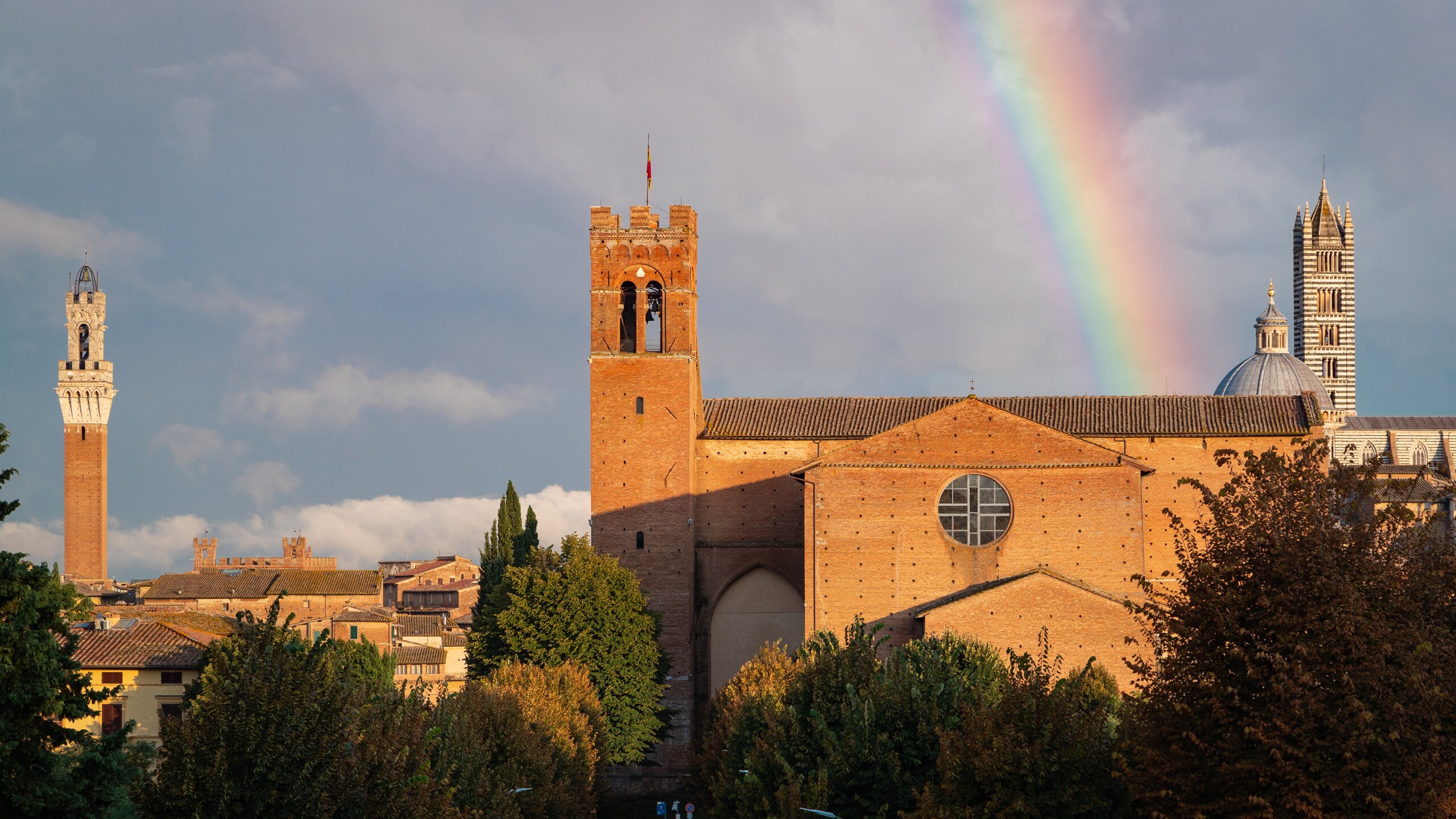 Siena which includes heritage architecture and landscape views