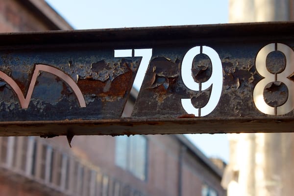 Espace 798 qui includes éléments industriels et signalisation