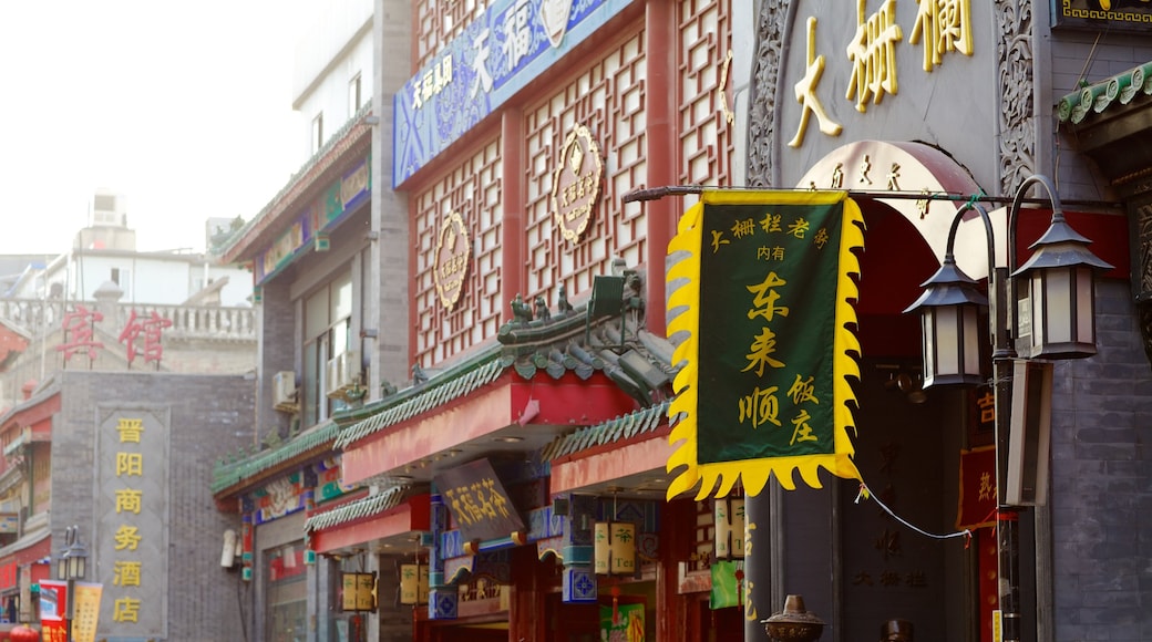 Puerta Qianmen mostrando una ciudad y señalización