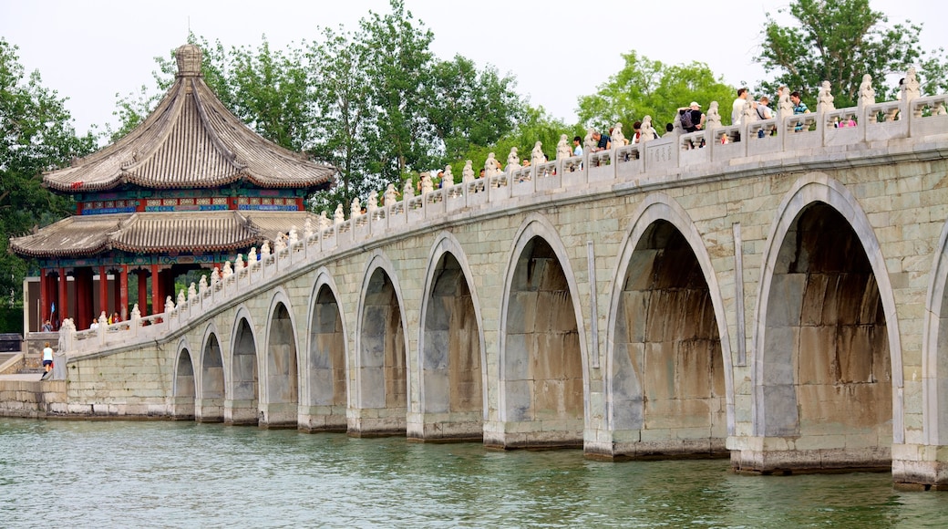 Sommerpalast welches beinhaltet Brücke und Fluss oder Bach