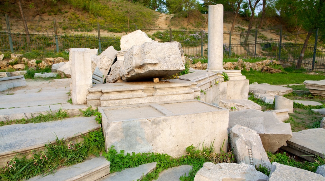 Ancien palais épiscopal montrant bâtiments en ruines