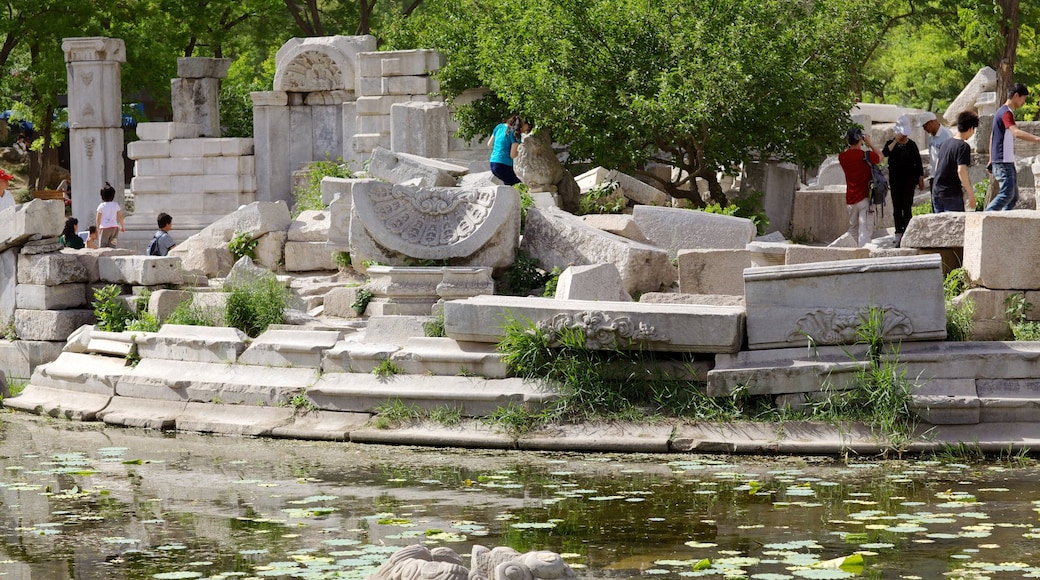 Old Summer Palace joka esittää rakennuksen rauniot ja lampi