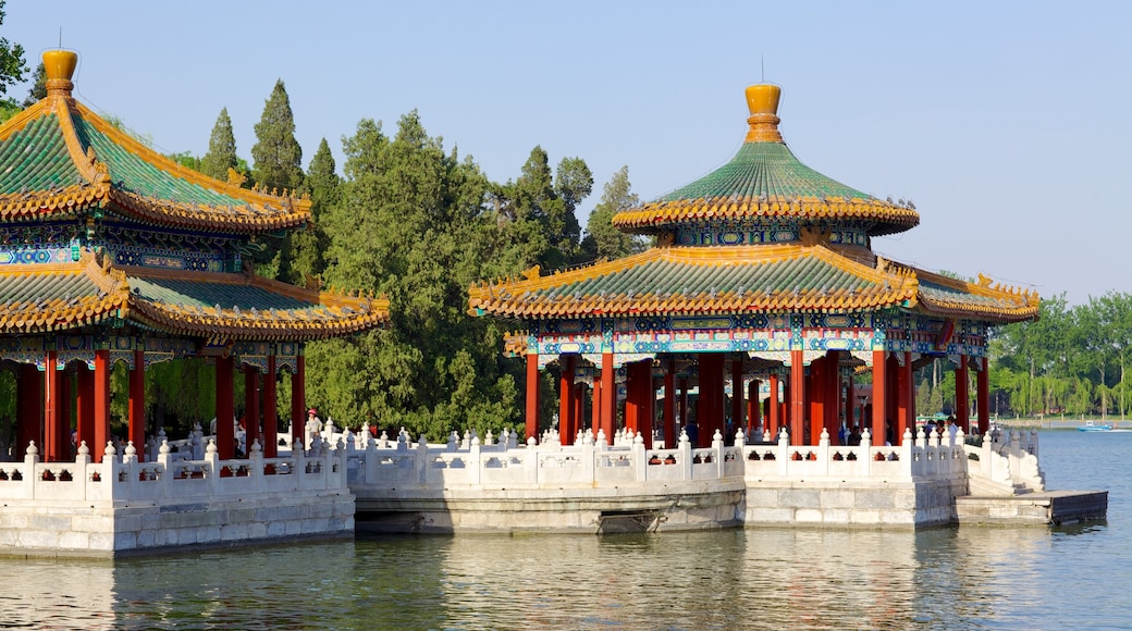 Parque Beihai mostrando un río o arroyo, patrimonio de arquitectura y un templo o lugar de culto