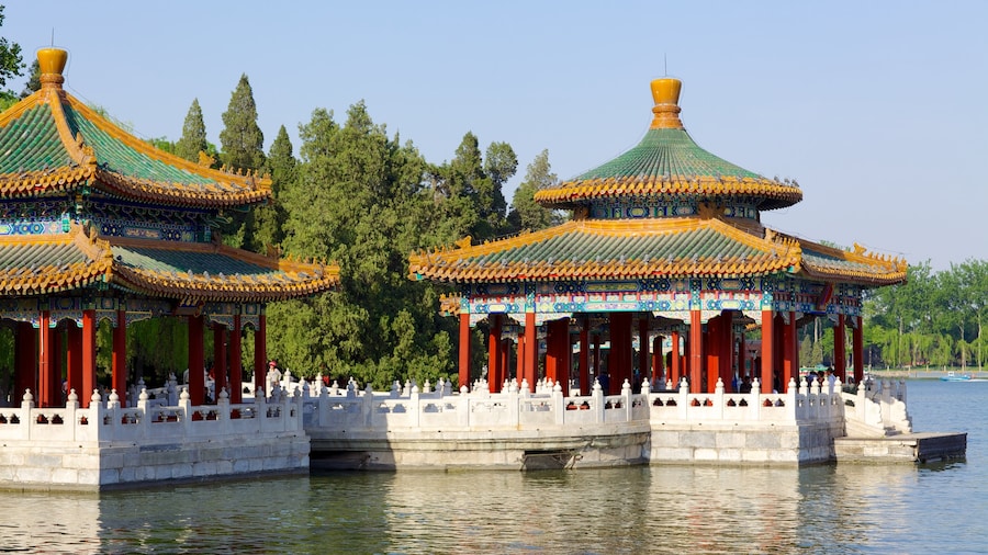 Parque Beihai mostrando un río o arroyo, patrimonio de arquitectura y un templo o lugar de culto