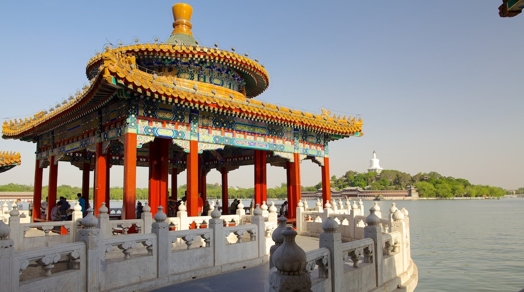 Beihai Park som inkluderar ett tempel eller plats för dyrkan, en å eller flod och historisk arkitektur