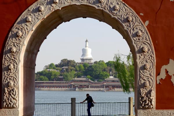 Parc Beihai qui includes vues aussi bien que femme