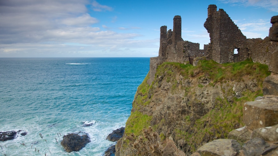 Dunluce Castle bevat een kasteel, vervallen gebouwen en rotsachtige kustlijn