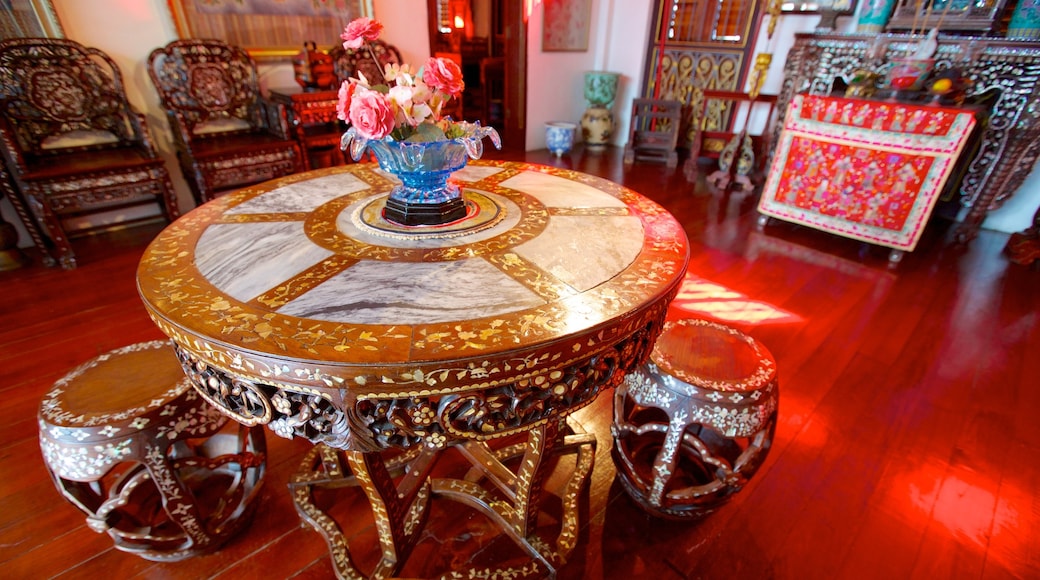 Mansión Pinang Peranakan que incluye vistas de interior y un castillo