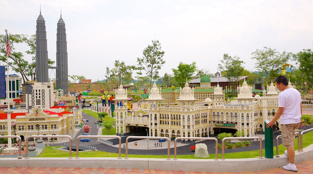 Johor Bahru trong đó bao gồm tàu lượn cũng như đàn ông