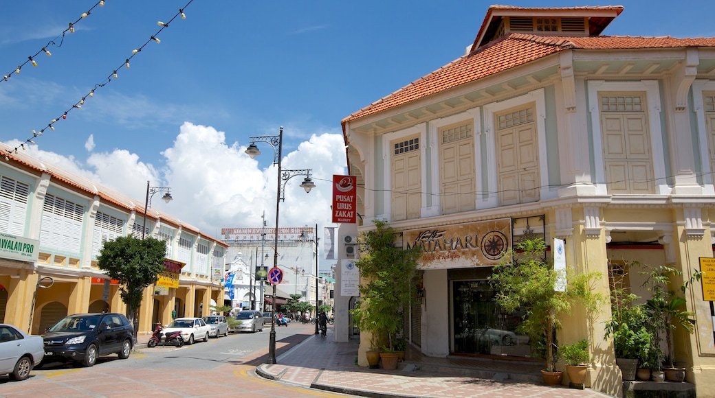 Penang showing a small town or village and street scenes