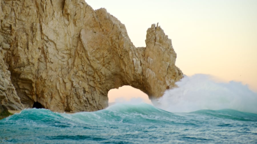 El Arco mostrando olas y litoral accidentado