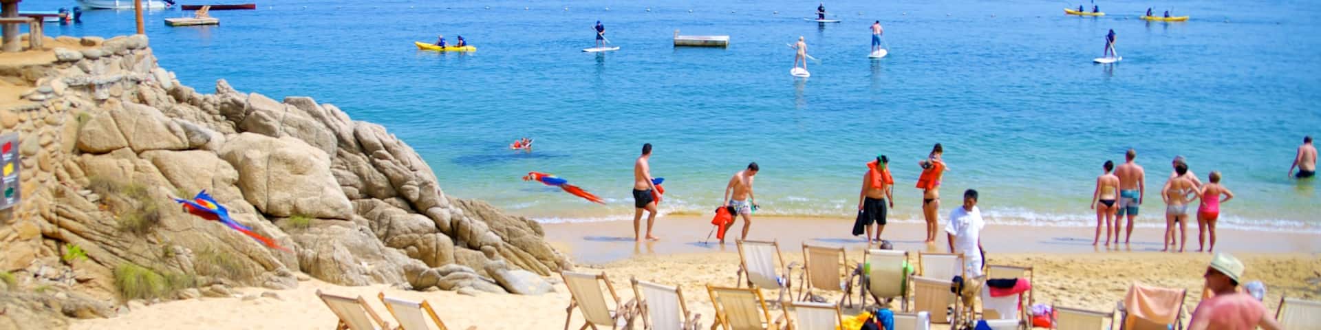 Las Caletas das einen Kajak- oder Kanufahren und Strand sowie groĂe Menschengruppe