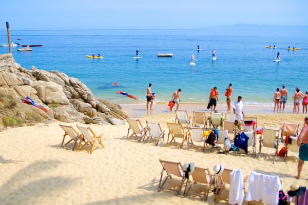 Las Caletas das einen Kajak- oder Kanufahren und Strand sowie groĂe Menschengruppe