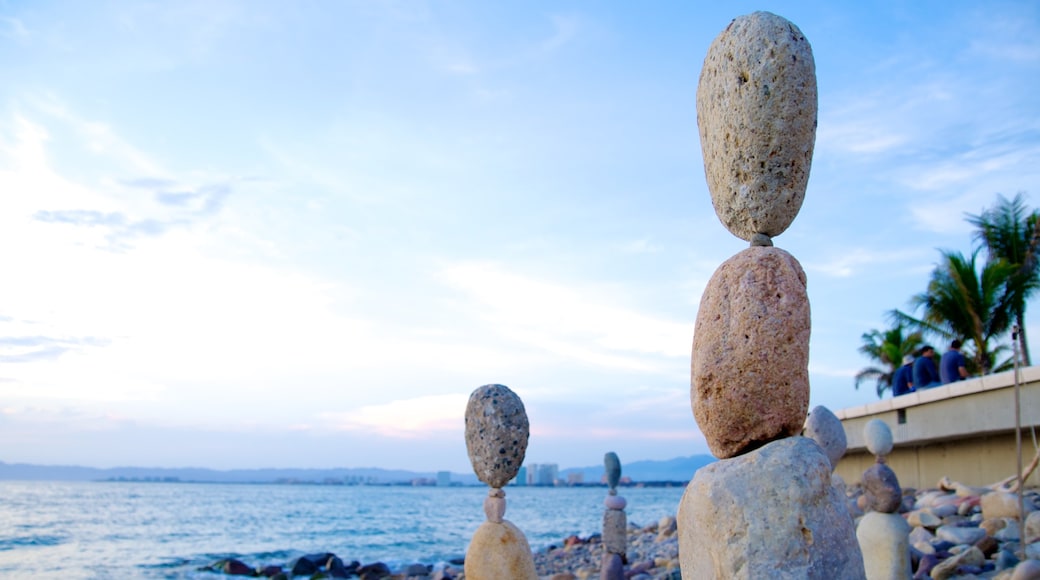 Malecón ofreciendo una playa de guijarros, arte al aire libre y una localidad costera