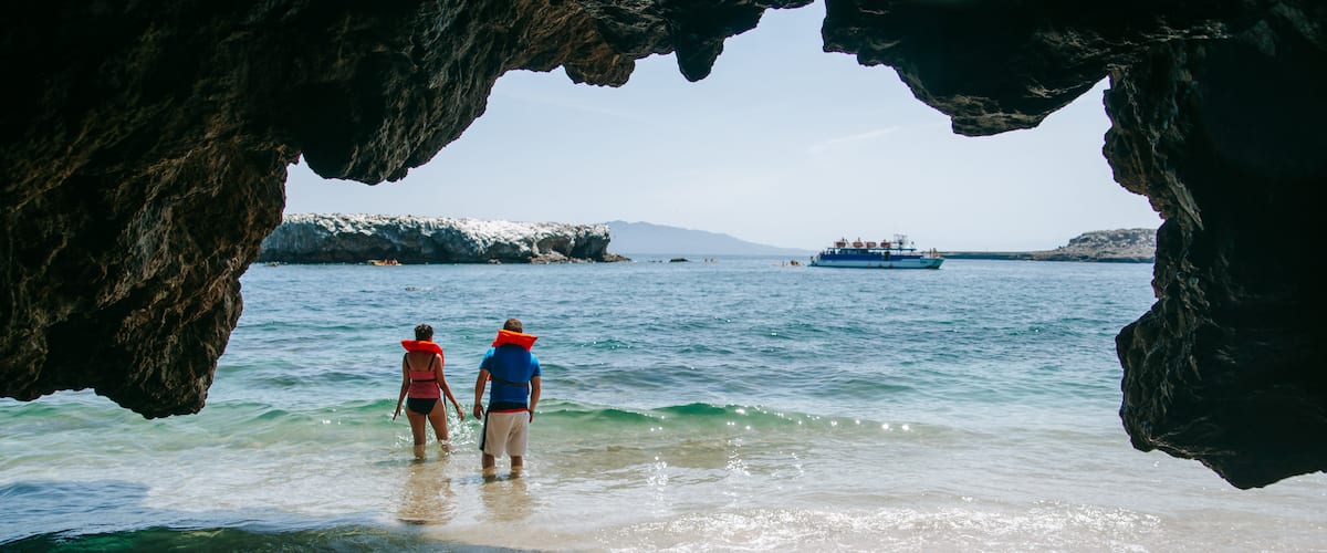 Puerto Vallarta mostrando costa rocosa, cuevas y una playa